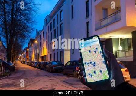 Symbolisches Bild von Wohneinbruch, Einbruchradar App, zeigt Einbrüche in der Stadt, die letzten Tage, Wohnstraße, viele Wohngebäude Stockfoto