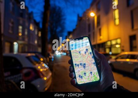 Symbolisches Bild von Wohneinbruch, Einbruchradar App, zeigt Einbrüche in der Stadt, die letzten Tage, Wohnstraße, viele Wohngebäude Stockfoto