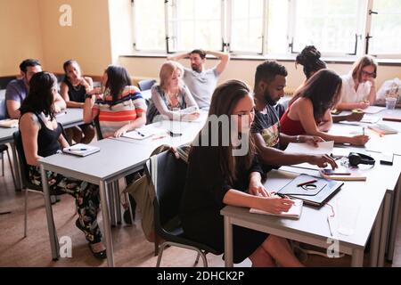 High-Angle-Ansicht der multi-ethnischen Studenten im Klassenzimmer studieren Stockfoto