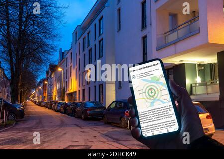 Symbolisches Bild von Wohneinbruch, Einbruchradar App, zeigt Einbrüche in der Stadt, die letzten Tage, Wohnstraße, viele Wohngebäude Stockfoto