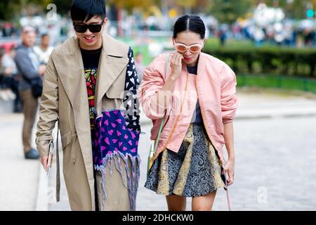 Street Style, Declan Chan und Tina Leung Ankunft in Elie Saab Frühjahr-Sommer 2018 Show im Grand Palais, in Paris, Frankreich, am 30. September 2017 statt. Foto von Marie-Paola Bertrand-Hillion/ABACAPRESS.COM Stockfoto