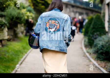 Street Style, Ankunft in Mugler Frühjahr-Sommer 2018 Show am Trocadero, in Paris, Frankreich, am 30. September 2017 statt. Foto von Marie-Paola Bertrand-Hillion/ABACAPRESS.COM Stockfoto