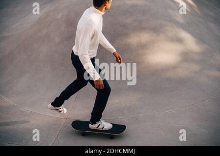 Hohen winkel Menschenbild skateboarding im Park Stockfoto