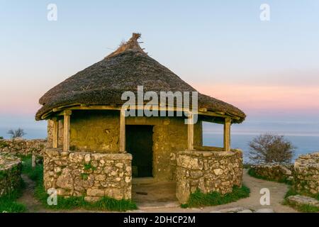 A Guarda, Galicien / Spanien - 3. Dezember 2020: Nachbildung keltischer Hütten an der archäologischen Stätte der Castro-Kultur in A Guarda in Galicien Stockfoto