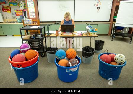 Allein in ihrem Klassenzimmer aufgrund der Coronavirus-Pandemie nimmt eine kalifornische Grundschullehrerin an ihrem virtuellen Fernunterricht Teil Stockfoto