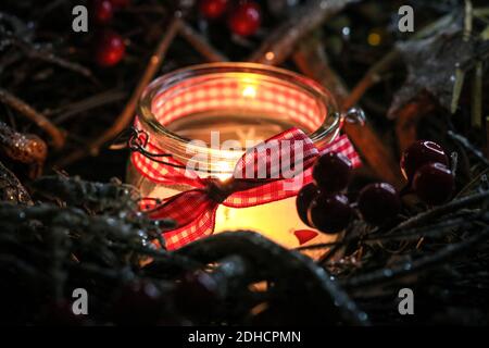 Weihnachtskerzenlicht und Ornamente Stockfoto