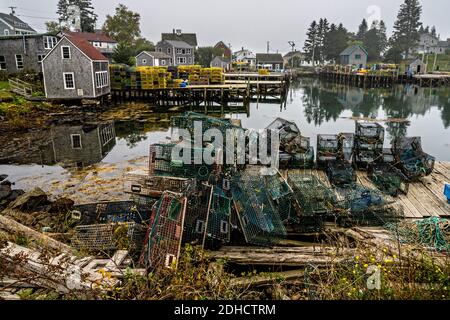 Die Hummerdocks und der Pier stapelten sich an einem nebligen Morgen im malerischen Fischerhafen von Port Clyde, Maine mit Fallen. Stockfoto