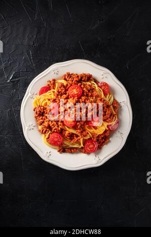 Spaghetti Bolognese Pasta, Top-Shot auf dunklem Hintergrund Stockfoto