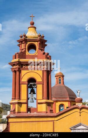 Die Parroquia San Sebastian Kirche in der schönen kolonialen Dorf Bernal, Queretaro, Mexiko. Bernal ist eine malerische Kolonialstadt für die Peña de Bernal, ein riesiger Monolith, die das kleine Dorf dominiert, ist die dritthöchste der Welt. Stockfoto
