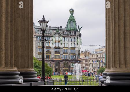 Sankt Petersburg, Russland - 25. Juli 2020: Kasan Kathedrale und Singer Haus auf dem Newski prospekt Stockfoto