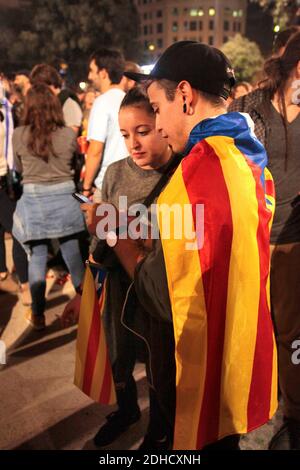 File photo : Selbstbestimmungswahl für die Unabhängigkeit Kataloniens. Stimmzettel werden gezählt. Place de la Catalonia festlicher Abend nach der Abstimmung. Barcelona, Spanien, 1. Oktober 2017. Foto von Pascal Parrot/ABACAPRESS.COM Stockfoto