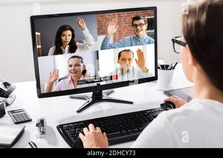 Wählen Sie Oder Heben Sie Die Hände Für Fragen In Videokonferenz-Meeting Stockfoto