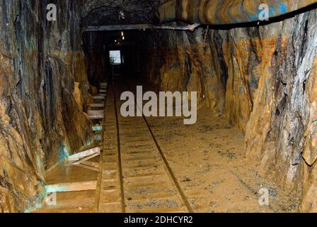 Ein langer unterirdischer Kohletunnel, der von Felsen umgeben ist Stockfoto