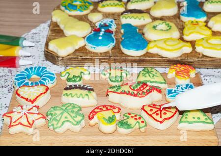 Hausgemachte geformte Cookies in den Prozess der Dekoration mit Puderzucker. Selektiver Fokus Stockfoto