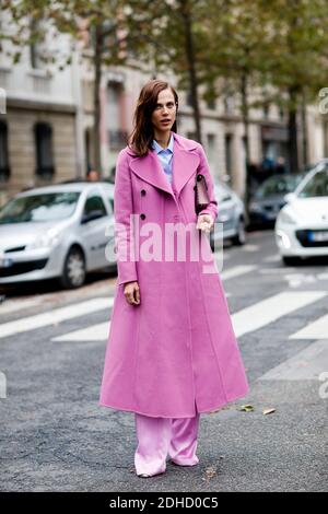 Street style, Aymeline Valade Ankunft in Valentino Frühjahr-Sommer 2018 Show im Lycee Carnot, Paris, Frankreich, am 1. Oktober 2017 statt. Foto von Marie-Paola Bertrand-Hillion/ABACAPRESS.COM Stockfoto