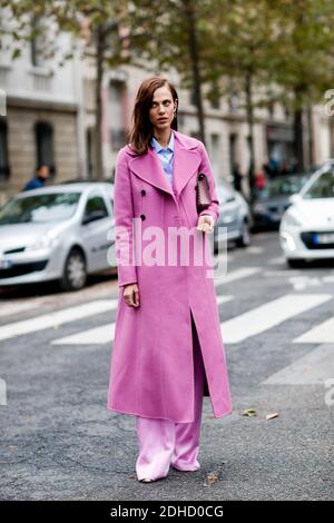 Street style, Aymeline Valade Ankunft in Valentino Frühjahr-Sommer 2018 Show im Lycee Carnot, Paris, Frankreich, am 1. Oktober 2017 statt. Foto von Marie-Paola Bertrand-Hillion/ABACAPRESS.COM Stockfoto