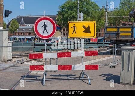 Fußgängerbeschilderung am Bau Barriere in der Stadt Stockfoto