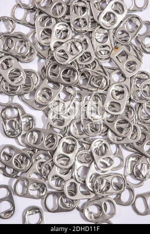 Nahaufnahme der Ringe ziehen Aluminium von Soda oder Bier kann auf weißem Hintergrund zu isolieren. Stockfoto