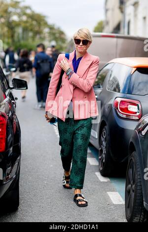 Street style, Elisa Nalin Ankunft in Giambattista Valli Frühjahr-Sommer 2018 Show auf Boulevard Pereire, Paris, Frankreich, am 2. Oktober 2017 statt. Foto von Marie-Paola Bertrand-Hillion/ABACAPRESS.COM Stockfoto