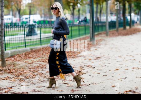 Street Style, Ankunft in Sacai Frühjahr-Sommer 2018 Show im Grand Palais, Paris, Frankreich, am 2. Oktober 2017 statt. Foto von Marie-Paola Bertrand-Hillion/ABACAPRESS.COM Stockfoto