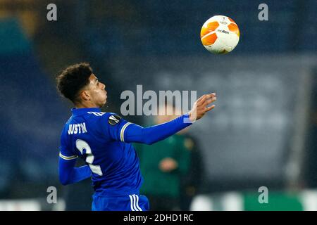 10. Dezember 2020; King Power Stadium, Leicester, Midlands, England; UEFA Europa League Football, Leicester City gegen AEK Athen; James Justin von Leicester City steuert den Ball mit seiner Brust Stockfoto