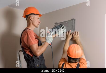 Arbeiter installieren ein Split-System für eine Klimaanlage zu Hause. Stockfoto