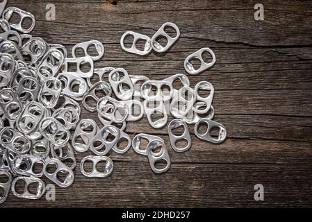 Nahaufnahme Ringe ziehen Aluminium aus Soda oder Bier Metall auf Holz Hintergrund isolieren kann. Stockfoto