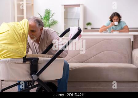 Rentner Großvater nach Neugeborenen zu Hause Stockfoto