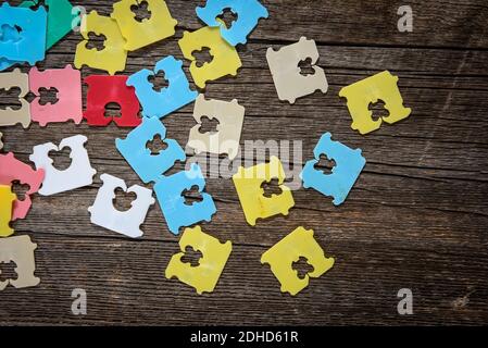 Preis Tag Brot Clip auf Holz Hintergrund. Die Muticolor von Plastiketiketten auf Brotbeutel verwenden, um Ihnen zu sagen, an welchem Tag der Woche Brot gebacken wurde. Stockfoto