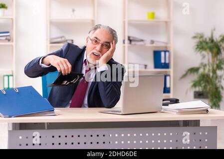 Alte Geschäftsmann Mitarbeiter in Konkurs Konzept Stockfoto