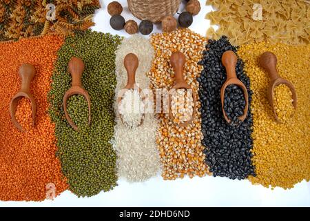 Bunt gemischtes Getreide und Hülsenfrüchte: Reis, Nudeln, Linsen, Bohnen, Kichererbsen auf weißem Hintergrund. Draufsicht. Leeres Leerzeichen für Text. Stockfoto