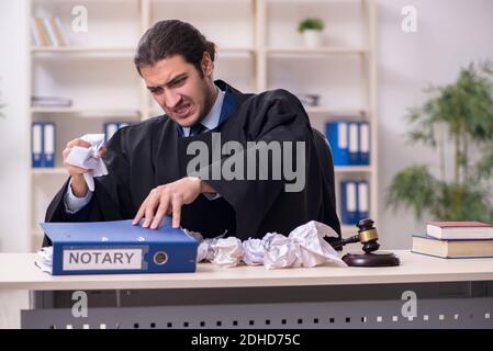 Junger männlicher Richter, der im Gerichtsgebäude arbeitet Stockfoto