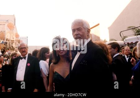 James Coburn, Paula Murad Coburn, um 1993 / Aktenzeichen # 34000-1086PLTHA Stockfoto