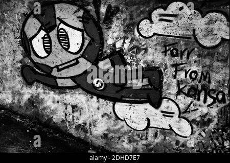 Düstere urbane Szene mit Graffiti und Street Art im BMX und Skatepark in Crewe, Cheshire Stockfoto