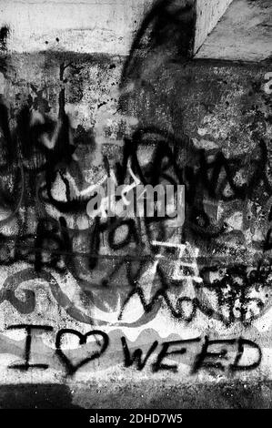 Düstere urbane Szene mit Graffiti und Street Art im BMX und Skatepark in Crewe, Cheshire Stockfoto