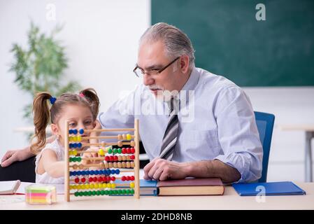 Alte Lehrerin und Schülerin in der Schule Stockfoto