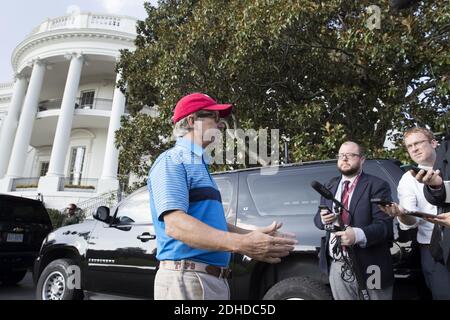 Der republikanische Senator aus Kentucky Rand Paul spricht mit Mitgliedern der Nachrichtenmedien außerhalb des Südportals des Weißen Hauses, nachdem er von einem Golfausflug in Virginia mit US-Präsident Donald J. Trump in Washington, DC, USA, am 15. Oktober 2017 zurückgekehrt ist. Stockfoto