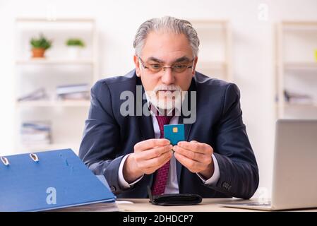Alte Geschäftsmann Mitarbeiter in Konkurs Konzept Stockfoto