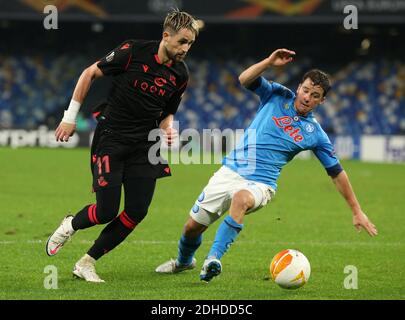 Neapel, Italien. Dezember 2020. Real Sociedad's belgischer Mittelfeldspieler Adnan Januzaj kämpft während des UEFA Europa League Group F Fußballspiels SSC Napoli gegen Real Sociedad de Futbol um den Ball mit Napoli's deutschem Mittelfeldspieler Diego Demme. Napoli und Real Sociedad zeichneten 1:1. Kredit: Unabhängige Fotoagentur/Alamy Live Nachrichten Stockfoto