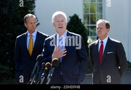 Die Mehrheit des US-Senats Whip Senator John Cornyn (R-TX) spricht mit Mitgliedern der Medien, wie Senator John Thune (R-SD) (L) und Senator Pat Toomey (R-PA) (R) vor dem Westflügel des Weißen Hauses nach einem Treffen mit Präsident Donald Trump am 18. Oktober 2017 in Washington, DC zuhören. Foto von Olivier Douliery/ Abaca Press Stockfoto