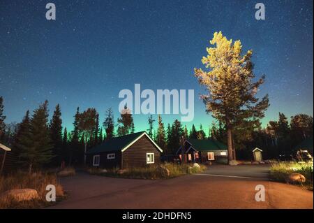 Aurora Borealis, Nordlichter mit Sternenhimmel über Holzhütte im Jasper Nationalpark, ab, Kanada Stockfoto