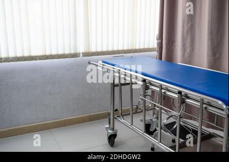 Leerer Tragerwagen für Patienten, der in der Station im Krankenhaus abgestellt ist Stockfoto