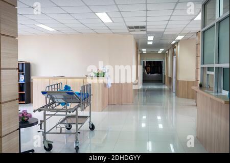 Leerer Tragerwagen für Patienten, der im Krankenhaus geparkt ist Stockfoto