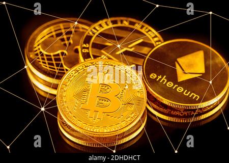 Goldfarbe gemeinsame Kryptowährungen auf schwarzem Hintergrund mit Netzleitungen Und Punkte Stockfoto