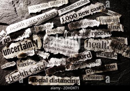 Coronavirus und Wirtschaft im Zusammenhang mit Nachrichten Schlagzeilen Stockfoto