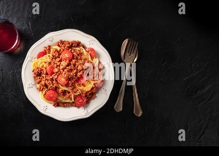 Spaghetti Bolognese Pasta, von oben auf schwarzem Hintergrund geschossen Stockfoto