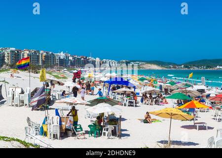 CABO FRIO, RIO DE JANEIRO, BRASILIEN - 26. DEZEMBER 2019: Panoramablick auf den Strand Praia do Forte in der Stadt. Weißer Sand, klares und transparentes Wasser Stockfoto