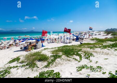 CABO FRIO, RIO DE JANEIRO, BRASILIEN - 26. DEZEMBER 2019: Panoramablick auf den Strand Praia do Forte in der Stadt. Weißer Sand, klares und transparentes Wasser Stockfoto