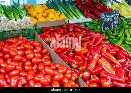 Verschiedene Arten von Paprika und andere Gemüse zum Verkauf Auf einem Markt Stockfoto