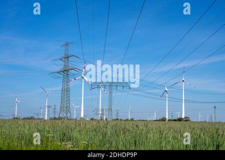 Stromleitungen, Strommasten und Windkraftanlagen in Deutschland gesehen Stockfoto